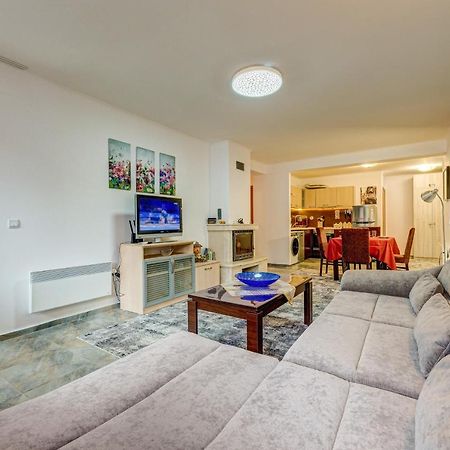 Bright And Spacious 2-Bdr Apartment With Balcony By Flat Mаnager بامبوروفو المظهر الخارجي الصورة